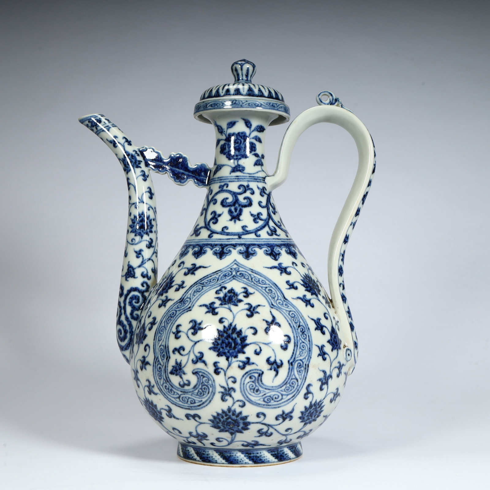 A fine Ming Dynasty blue-and-white pear holding pot with entwined branches and floral patterns: Ming Dynasty blue-and-white pear holding pot with entwined branch floral patternsSIZE:H: 32cm L: 24cm W: 15cm W: 1.6kg(The Dimensions Of All Batches Are Manually Measured.If You Need More Detailed Inf