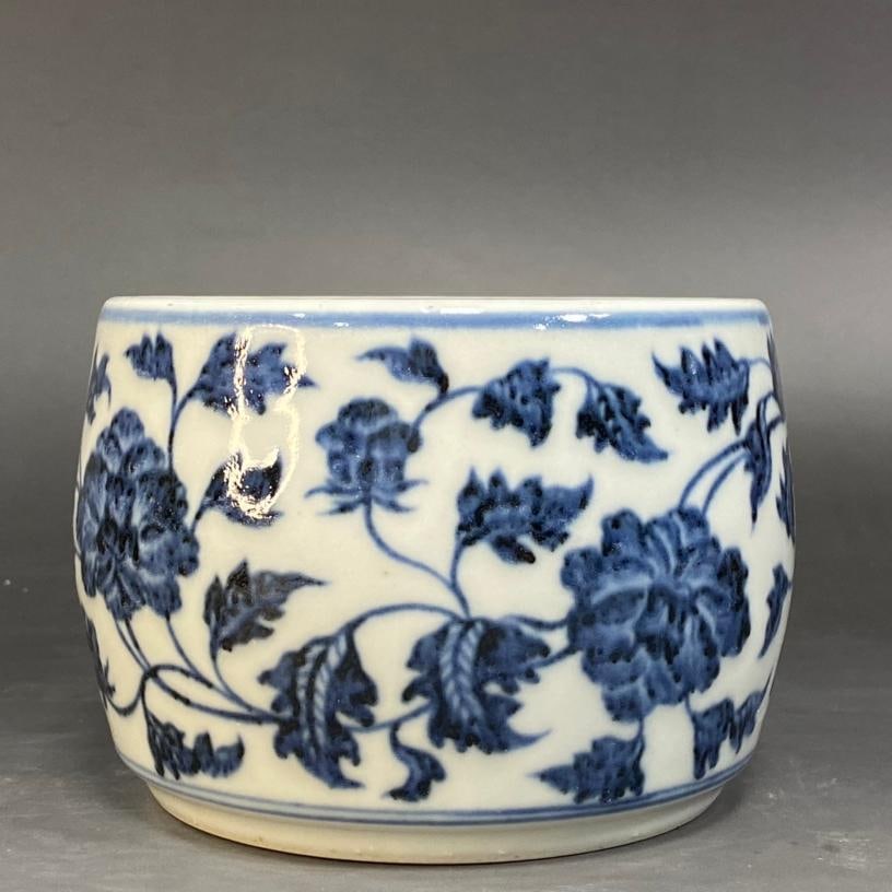 A fine Ming Dynasty Xuande period jar with entwined peony patterns and blue and white cricket jars: Ming Dynasty Xuande period jar with entwined branch peony patterns and blue and white cricket jarSIZE:D:13cm H:9.5cm(The Dimensions Of All Batches Are Manually Measured.If You Need More Detailed Infor