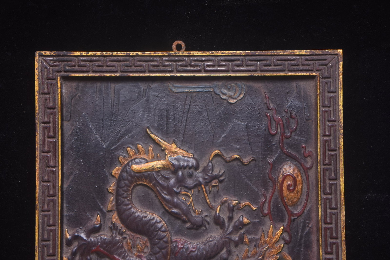 A beautiful Qing Dynasty nanmu wood dragon plaque: A plaque hanging from the Qing dynasty nanmu (nanmu dragon)SIZE:H: 40cm W:30cm(The Dimensions Of All Batches Are Manually Measured.If You Need More Detailed Information, Please Contact Our Customer Se