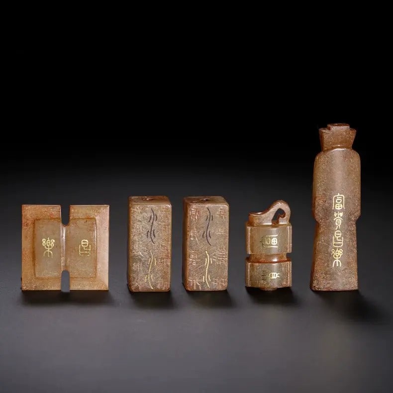 A beautiful ancient set of Han Dynasty Hetian jade pendants: Han Dynasty Hetian jade ancient group pendantSIZE:H:4.5cm W:2.4cm W:37g(The Dimensions Of All Batches Are Manually Measured.If You Need More Detailed Information, Please Contact Our Customer Service B