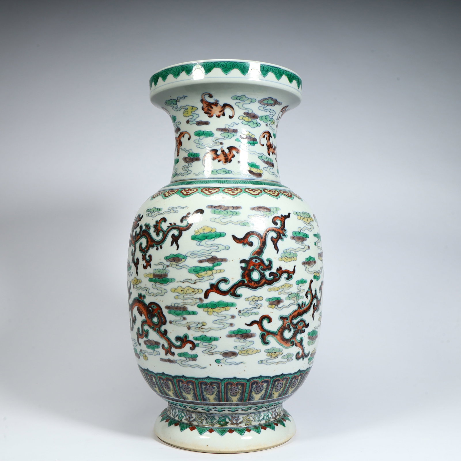A fine Qing Dynasty vase with multicolored cloud bat and kui dragon patterns with a rim (1 of 11)