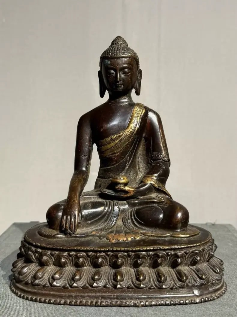 A fine Qing Dynasty Tibetan bronze gilt gilt Medicine Master with a glazed light lotus pedestal: Qing Dynasty Tibetan bronze gilt gilt Medicine Buddha glazed light lotus pedestal statueSIZE:H:25cm L:16.5cm W:15cm W:981g(The Dimensions Of All Batches Are Manually Measured.If You Need More Detailed