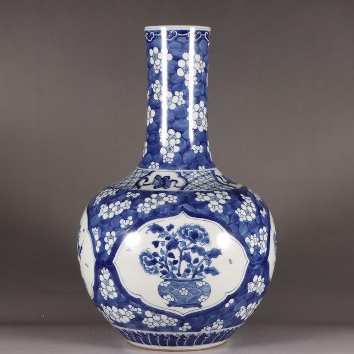 A fine Qing Dynasty blue-and-white skyball vase with four-sided windows: Qing Dynasty blue-and-white glass with four-sided window skyball vaseSIZE:H:36cm D:22cm(The Dimensions Of All Batches Are Manually Measured.If You Need More Detailed Information, Please Contact Our Cu