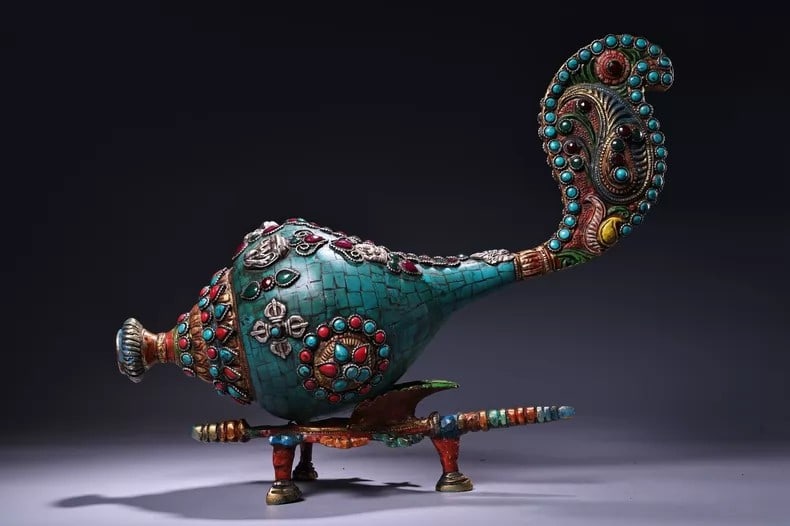A beautiful Qing Dynasty Tibetan craft artifact inlaid with gemstones, painted with gold-painted (1 of 9)