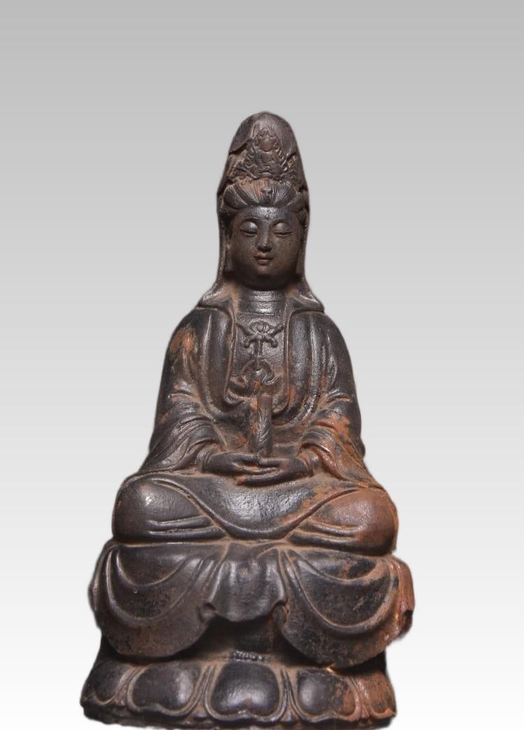 A fine cast iron Guanyin Buddha statue from the Qing Dynasty: A cast iron Guanyin Buddha statue from the Qing DynastySIZE:H:23cm W:11cm W:10cm(The Dimensions Of All Batches Are Manually Measured.If You Need More Detailed Information, Please Contact Our Customer 