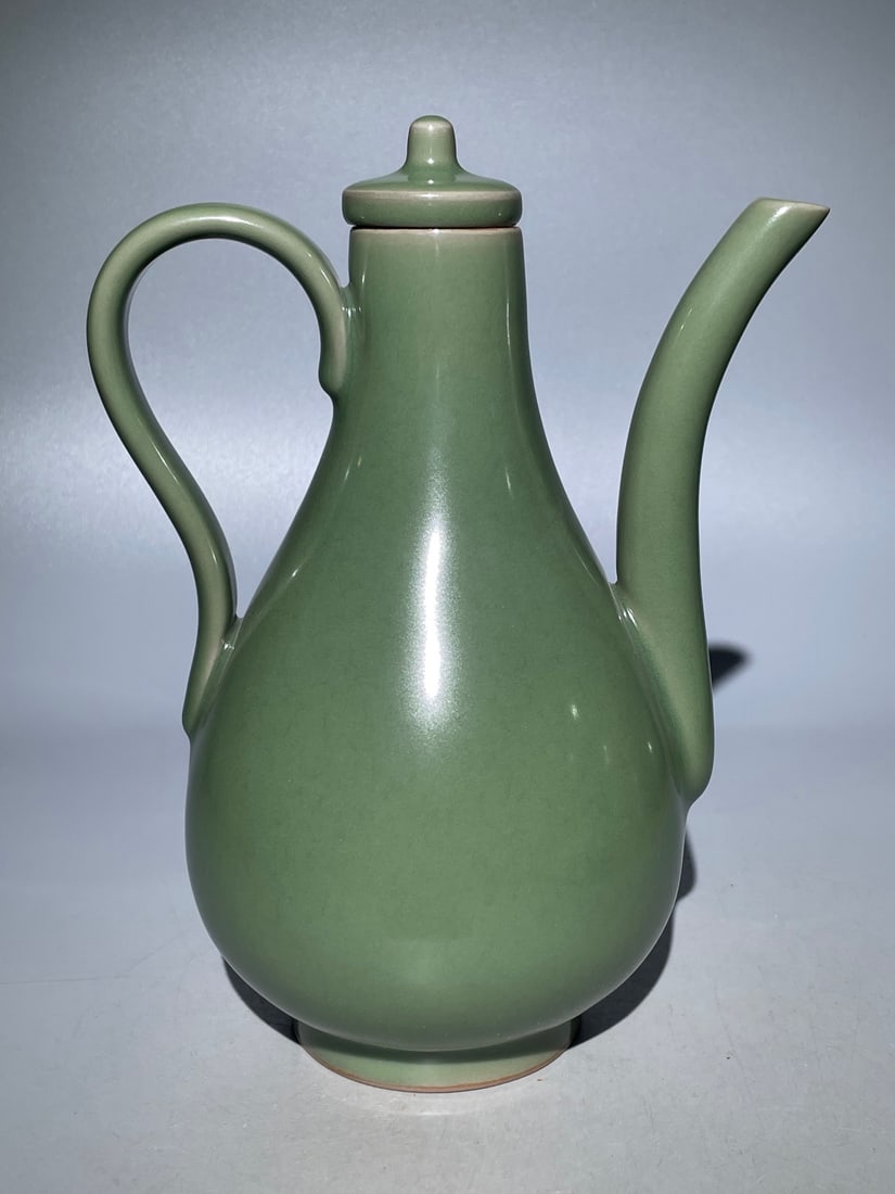 A fine Song Dynasty Longquan kiln plum celadon pear-shaped lidded teapot (1 of 7)