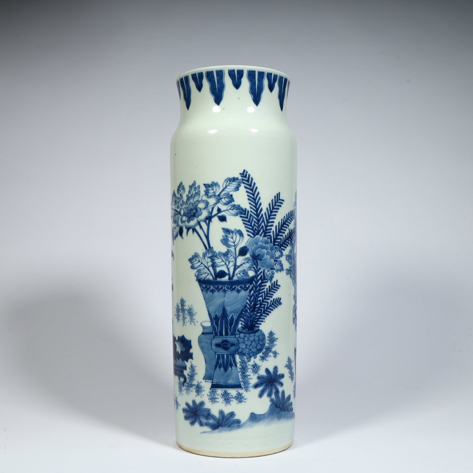 A beautiful Qing Dynasty blue-and-white Bogu floral floral tube vase: Qing Dynasty blue-and-white Bogu floral pattern cylindrical vaseSIZE:H: 39.5cm L: 14cm W: 14cm W: 2.6kg(The Dimensions Of All Batches Are Manually Measured.If You Need More Detailed Information, Pleas