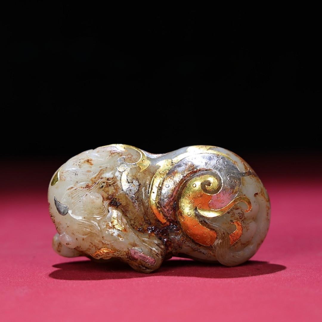 A beautiful piece of Han dynasty Hetian jade sheng pit manqin immediately turned over and twisted: In the Han dynasty, Hetian jade was born in the pit, fully injected, and immediately turned over, making gold and silver piecesSIZE:85??49x42mmW:254g(The Dimensions Of All Batches Are Manually Measure