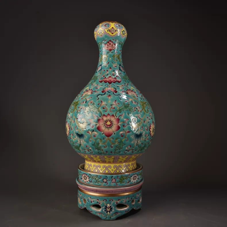 A beautiful Qing Dynasty enamel, painted gold-painted porcelain, revolving center vase: Qing Dynasty enamel and gilded porcelain revolving center vaseSIZE:W:2900g H:36cm W:16cm(The Dimensions Of All Batches Are Manually Measured.If You Need More Detailed Information, Please Contact Our C