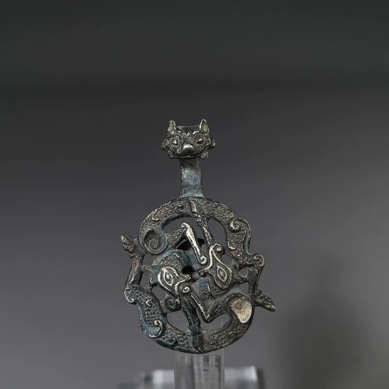 A fine Han Dynasty pure silver dragon head belt hook: Han dynasty pure silver dragon head belt hookSIZE:W:43g L:6.37cm(The Dimensions Of All Batches Are Manually Measured.If You Need More Detailed Information, Please Contact Our Customer Service Before B