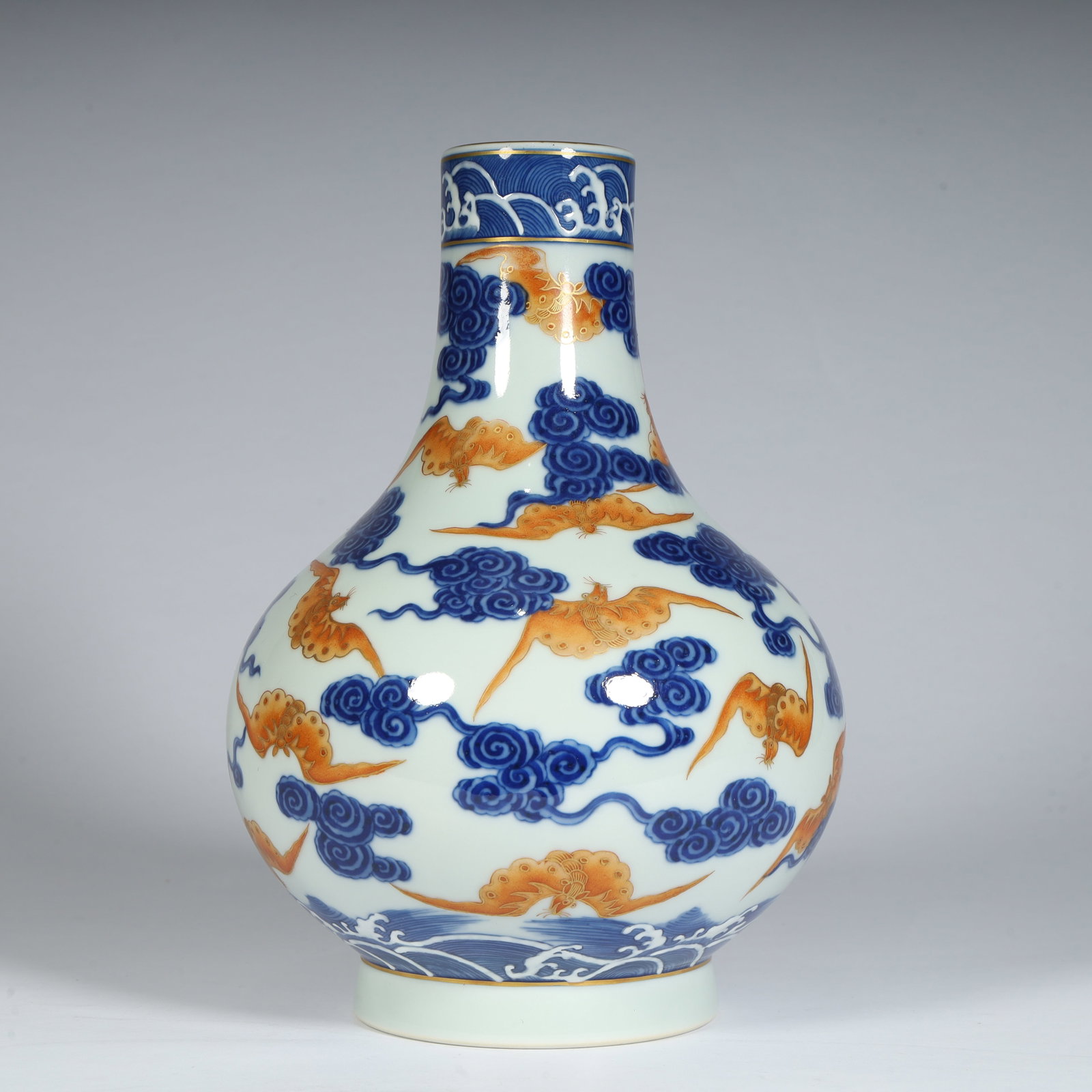 A fine Qing Dynasty blue-and-white alum red with gold-painted cloud bat motifs and water chestnut: Qing Dynasty blue and white alum red with gold-painted cloud bat pattern water chestnut vaseSIZE:H: 22.5cm L: 14.5cm W: 14.5cm W: 863g(The Dimensions Of All Batches Are Manually Measured.If You Need M