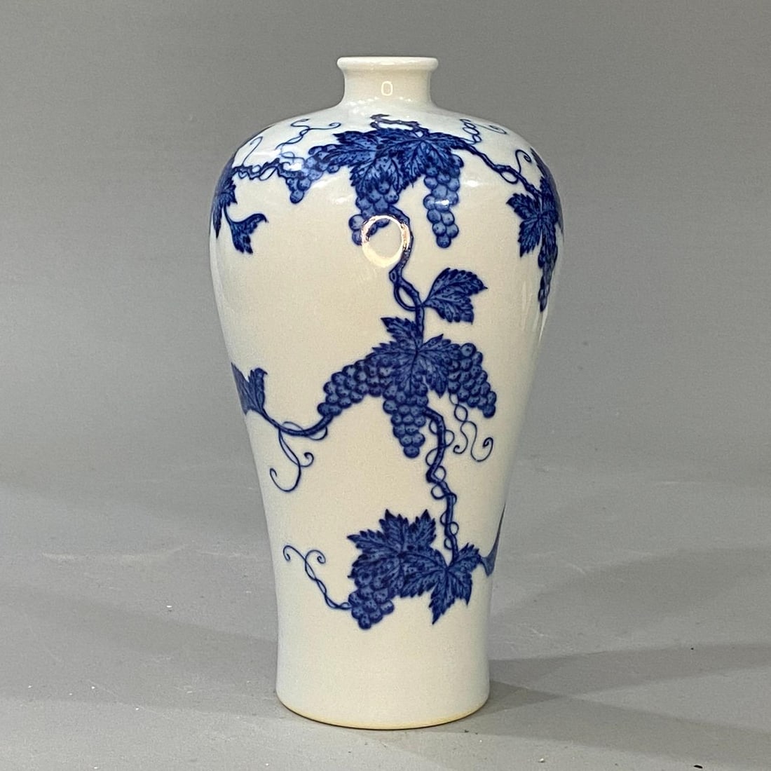 A fine Qing Dynasty Yongzheng period blue-and-white squirrel stealing grape plum vase: A blue-and-white squirrel stealing grape plum vase from the Yongzheng period of the Qing DynastySIZE:H:18cm D:10cm(The Dimensions Of All Batches Are Manually Measured.If You Need More Detailed Informa