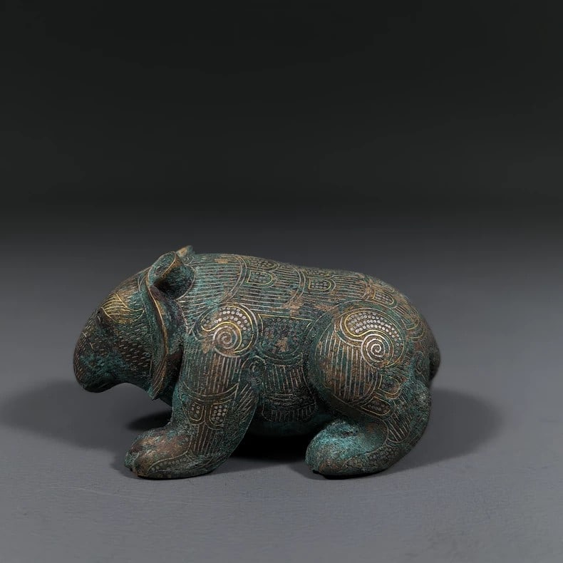 A beautiful Han Dynasty bear ornament inlaid with gold and silver: Han dynasty gold and silver inlaid bear ornamentsSIZE: approximately 6.7cm(The Dimensions Of All Batches Are Manually Measured.If You Need More Detailed Information, Please Contact Our Customer Servic