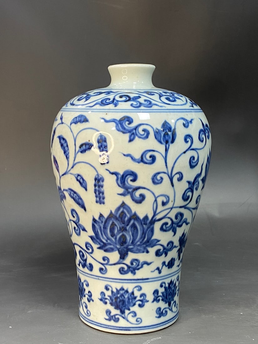 A fine Ming dynasty Yongxuan period blue-and-white plum vase with entwined lotus patterns: A blue-and-white plum vase with entwined lotus patterns from the Yongxuan period of the Ming DynastySIZE:H:27.6cm D:16.5cm(The Dimensions Of All Batches Are Manually Measured.If You Need More Detailed
