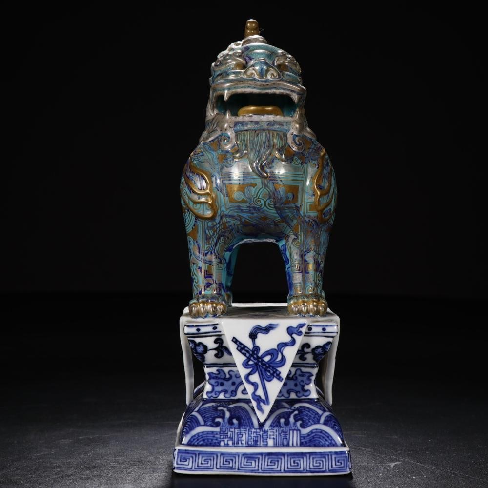 A beautiful Qing Dynasty blue-and-white qilin beast: Qing dynasty blue-and-white qilin beastSIZE::H:20.6cm D:10.8cm Base diameter 10.8cm(The Dimensions Of All Batches Are Manually Measured.If You Need More Detailed Information, Please Contact Our Custom