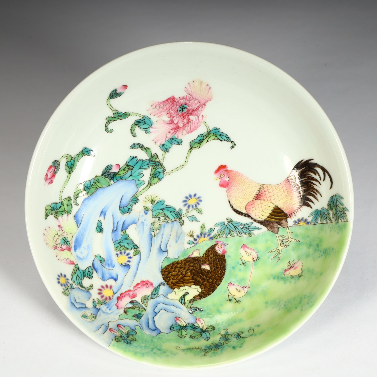 A beautiful Qing Dynasty famille rose plate with great luck and prosperity patterns: Qing Dynasty famille rose plate with great luck and prosperity patternSIZE: H: 3.8cm L: 15cm W: 15cm Total W: 38g(The Dimensions Of All Batches Are Manually Measured.If You Need More Detailed Informat