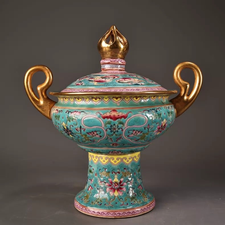 A beautiful Qing Dynasty enamel, painted gold-painted porcelain, incense burner: Qing Dynasty enamel, painted gold-painted porcelain, incense burnerSIZE: Single W: 1200g H: 22cm W: 20cm(The Dimensions Of All Batches Are Manually Measured.If You Need More Detailed Information, Plea