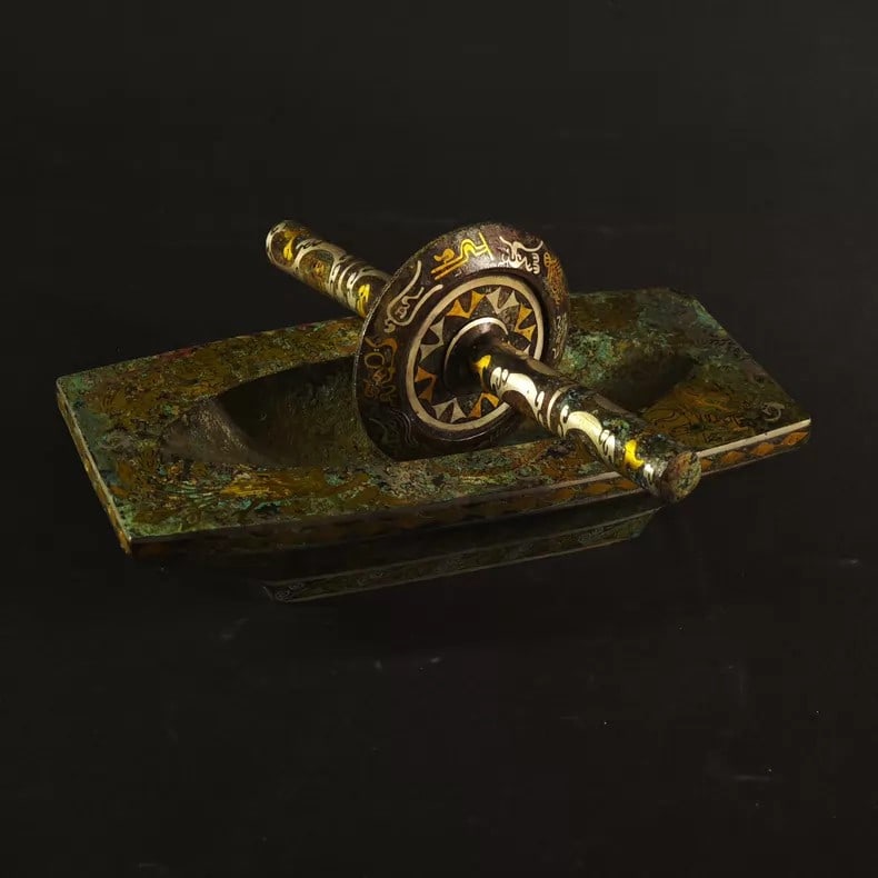 A fine Han Dynasty bronze medicine grinder inlaid with gold and silver: Han dynasty gold, silver, and bronze medicine millSIZE:20x10x10cm(The Dimensions Of All Batches Are Manually Measured.If You Need More Detailed Information, Please Contact Our Customer Service Before 