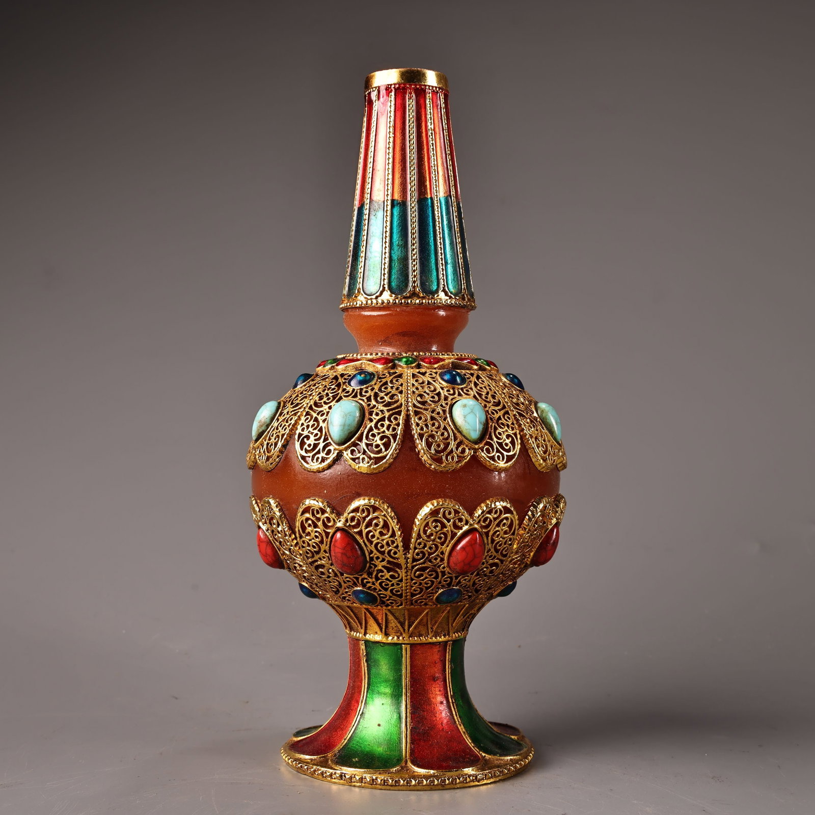 A beautiful Qing Dynasty amber-inlaid gilded vase inlaid with gemstones: Qing Dynasty honeywax-inlaid gilded vase with gemstonesSIZE:W:970g H:20cm W:9.5cm(The Dimensions Of All Batches Are Manually Measured.If You Need More Detailed Information, Please Contact Our Customer