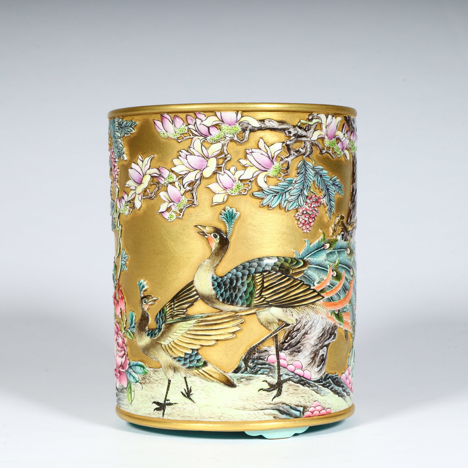 A fine Qing Dynasty Qianlong period gold ground famille rose carved porcelain brush pot with a: Qing Dynasty Qianlong period gold ground famille rose carved porcelain brush pot with a hundred birds and phoenix motifSIZE:H: 12cm L: 9.3cm W: 9.3cm W: 527g(The Dimensions Of All Batches Are Manually
