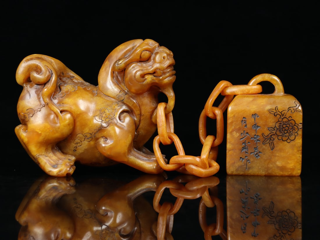 A fine Qing Dynasty light-lit Frozen Field Yellow Stone two-chain auspicious beast seal: Qing Dynasty Lamp Frozen Field Yellow Stone Two-Chain Auspicious Beast SealSIZE: Stamp 3.5x3.2x5cm(The Dimensions Of All Batches Are Manually Measured.If You Need More Detailed Information, Please Con