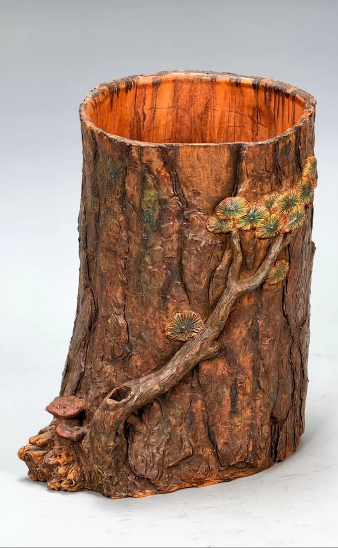 A finely crafted Qing Dynasty relief porcelain by Zhen Zongyuan, featuring bionic porcelain wooden: Zhen Zongyuan's relief porcelain and biomimetic porcelain wooden stake poetry and prose from the Qing Dynasty amazed the brush holderSIZE:19x16cm(The Dimensions Of All Batches Are Manually Measured.If