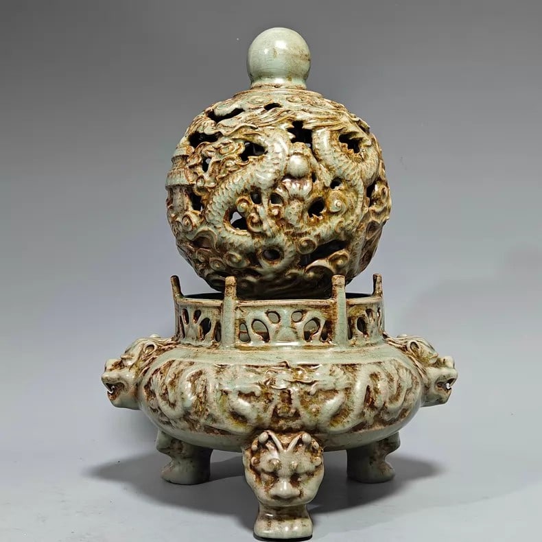 A fine Song Dynasty official kiln Ru porcelain three-legged auspicious beast coiled dragon hollow: Song Dynasty official kiln Ru porcelain three-legged auspicious beast coiled dragon openwork heart-shaped incense burner ornamentSIZE:42x28cm(The Dimensions Of All Batches Are Manually Measured.If You