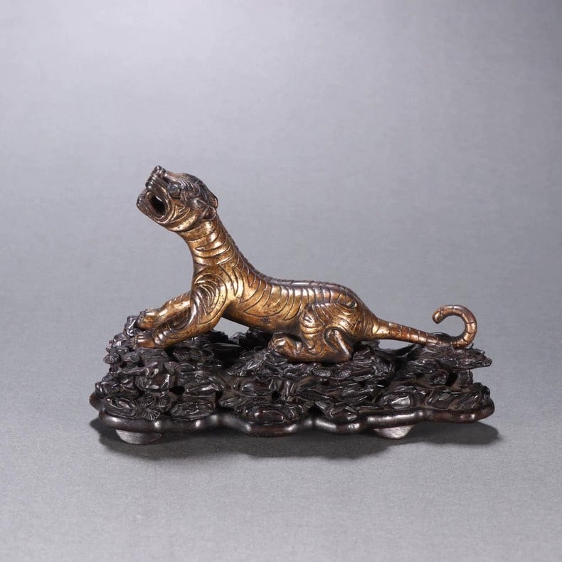 A fine Han Dynasty gilt bronze tiger ornament: Han Dynasty gilt bronze tiger ornamentSIZE:H:9cm L:12cm W:360g(The Dimensions Of All Batches Are Manually Measured.If You Need More Detailed Information, Please Contact Our Customer Service Before Bid