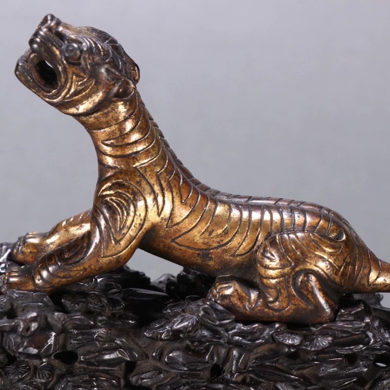A fine Han Dynasty gilt bronze tiger ornament - 2