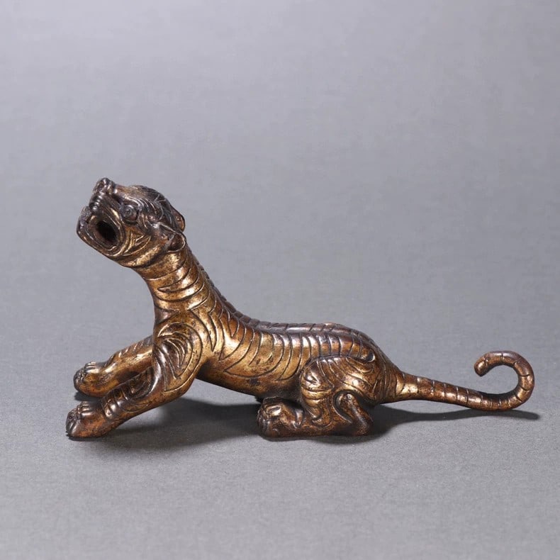 A fine Han Dynasty gilt bronze tiger ornament - 3