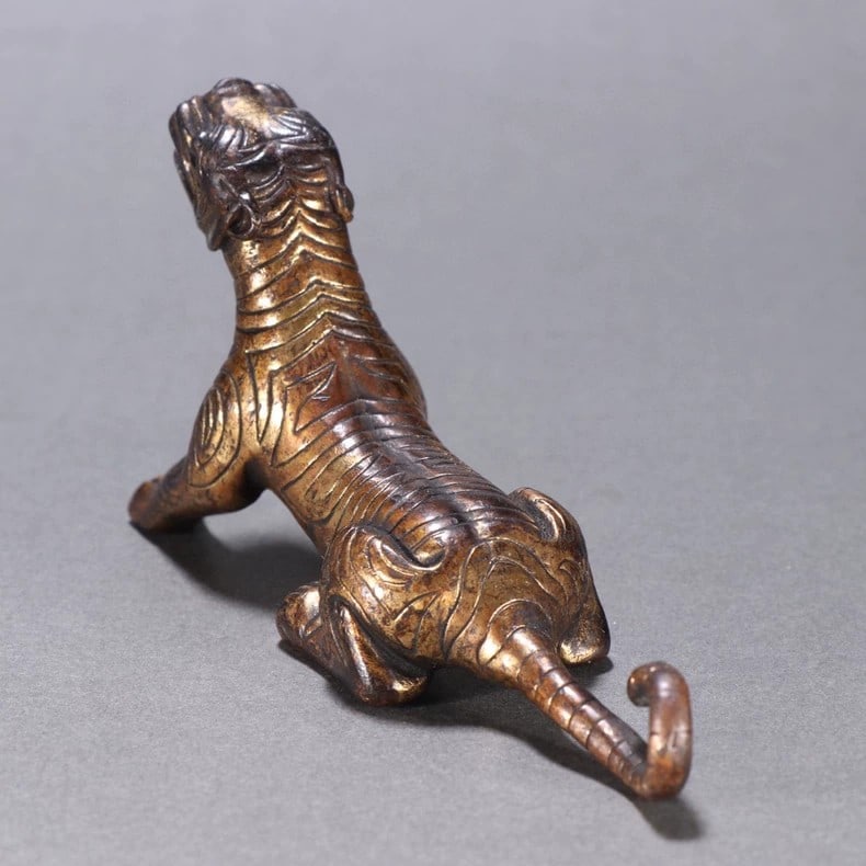 A fine Han Dynasty gilt bronze tiger ornament - 4