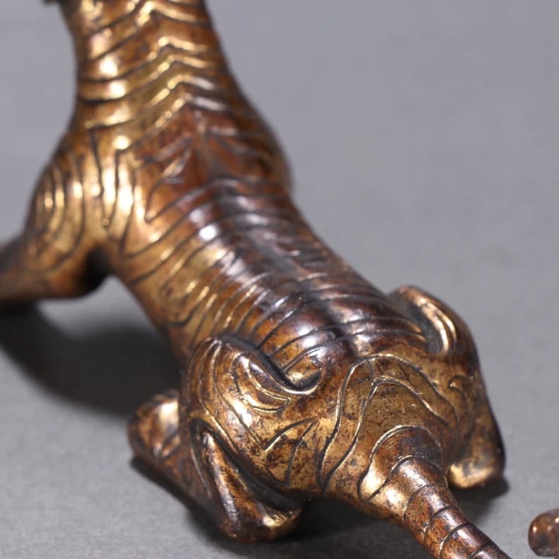 A fine Han Dynasty gilt bronze tiger ornament - 5