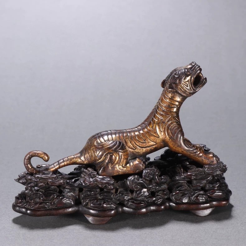 A fine Han Dynasty gilt bronze tiger ornament - 6