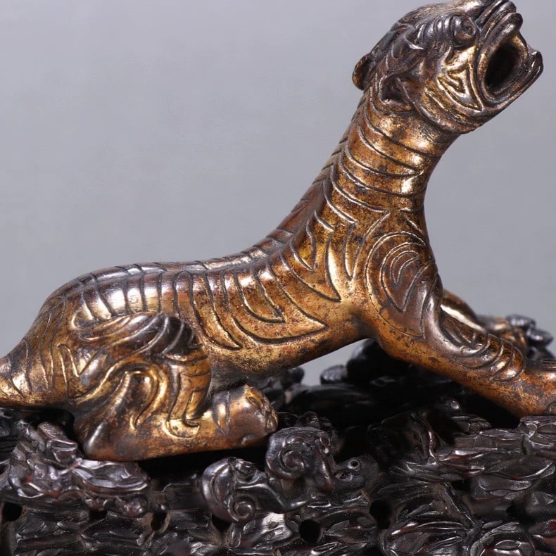 A fine Han Dynasty gilt bronze tiger ornament - 7