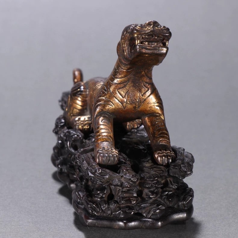 A fine Han Dynasty gilt bronze tiger ornament - 8