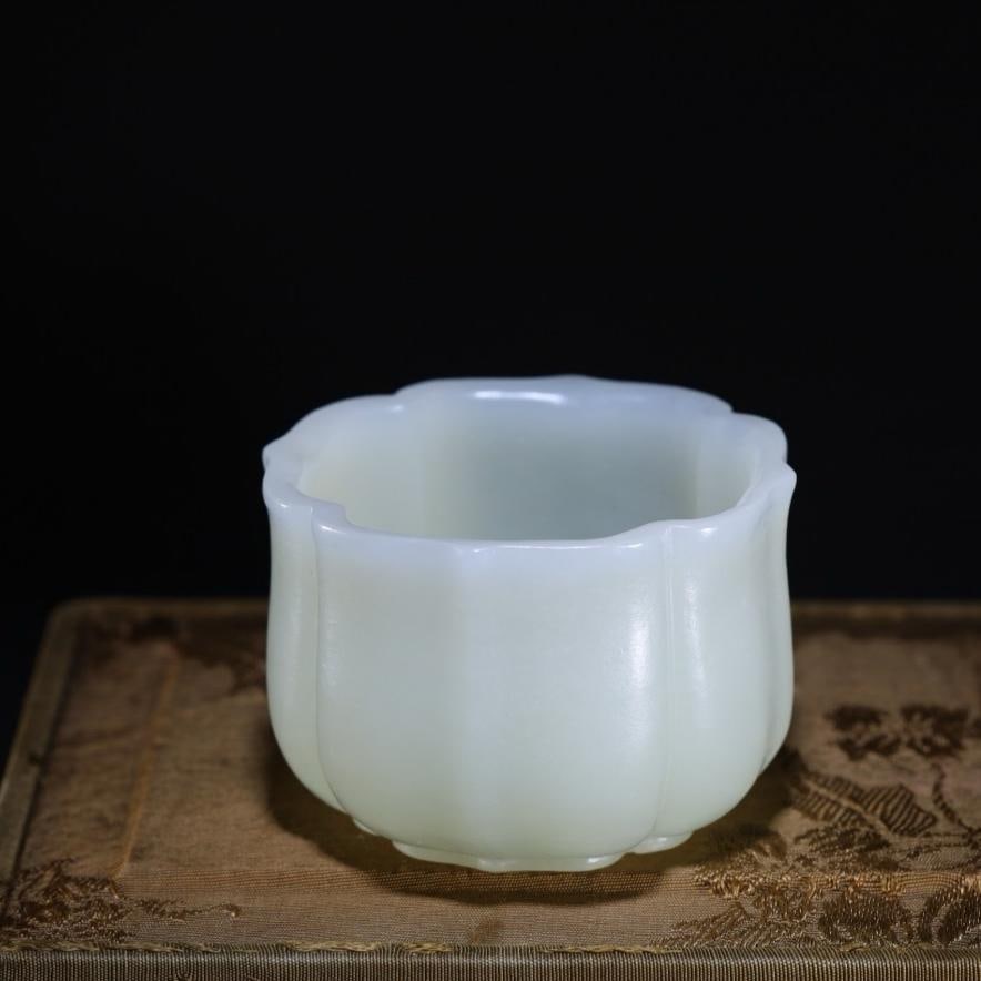 A beautiful Qing Dynasty white jade cup with a sunflower rim (1 of 9)