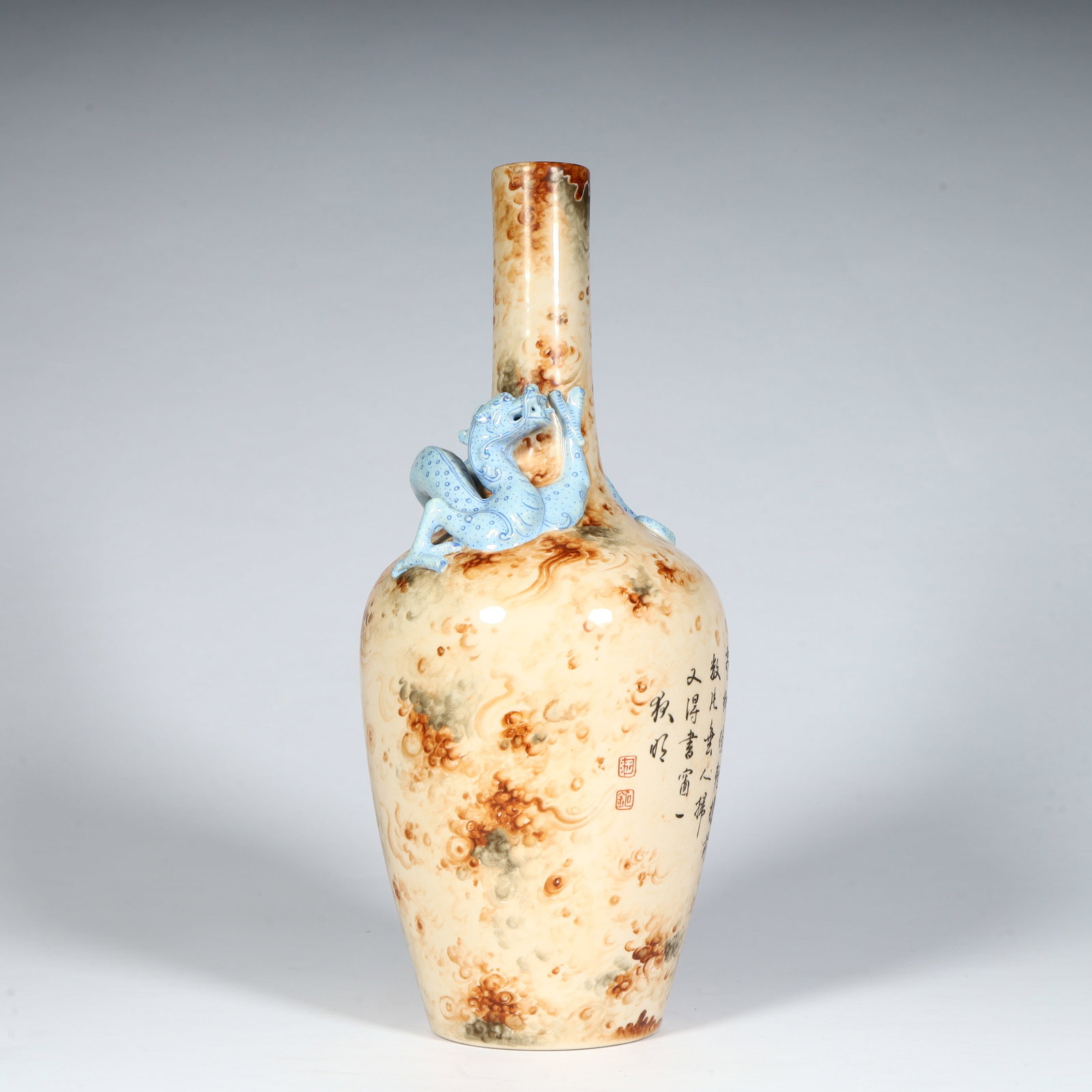 A fine Qing Dynasty Qianlong long-necked vase with imitation stone pattern glaze famille rose dragon: Qing Dynasty Qianlong period imitation stone pattern glaze famille rose dragon poetry and prose long-necked vaseSIZE:H: 24cm L: 9cm W: 9cm W: 592g(The Dimensions Of All Batches Are Manually Measured.I