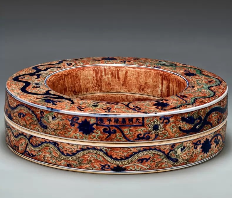 A fine Ming Dynasty Jiajing period alum red ground blue-and-white five-color pattern court bead box (1 of 8)