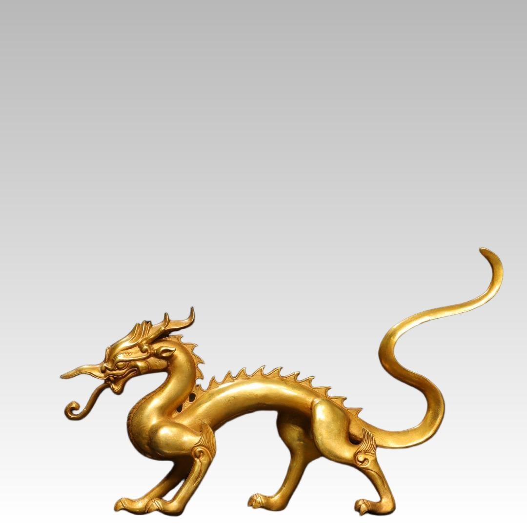 A beautiful Qing Dynasty bronze gilt dragon: Qing Dynasty bronze gilt dragonSIZE:L:33cm W:9cm H:31cm W:1.6kg(The Dimensions Of All Batches Are Manually Measured.If You Need More Detailed Information, Please Contact Our Customer Service Before Bi
