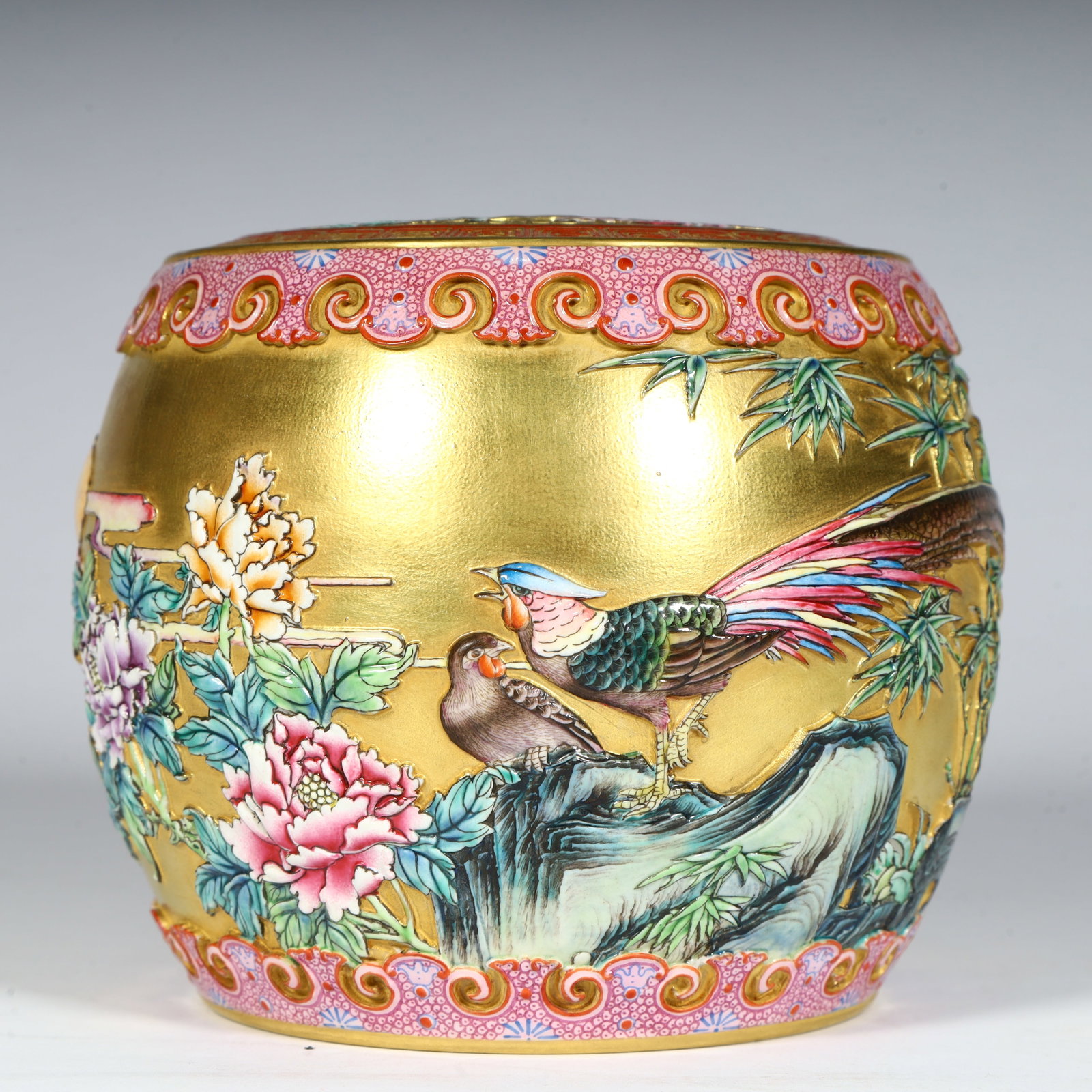 A fine Qing Dynasty Qianlong period gold ground famille rose carved porcelain with cloud bat motifs: Qing Dynasty Qianlong Period gold-ground famille rose carved porcelain with cloud bat motifs and poetic drum jarsSIZE:H: 10cm L: 12cm W: 12cm W: 594g(The Dimensions Of All Batches Are Manually Measure
