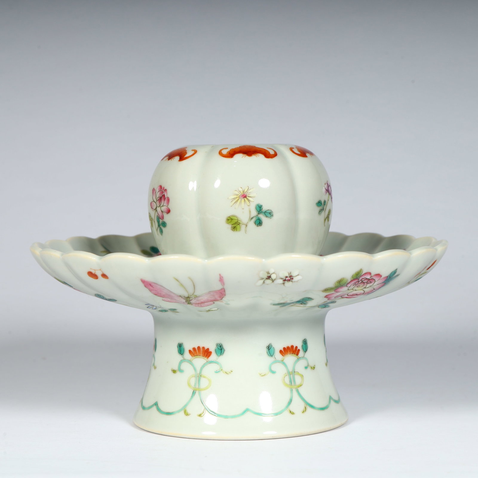 A beautiful Qing Dynasty Qianlong period famille rose butterfly motif melon ridge-shaped offering: Qing Dynasty Qianlong period famille rose butterfly motif melon ridge-shaped offering vessel with a baseSIZE:H: 10cm L: 15cm W: 15cm W: 446g(The Dimensions Of All Batches Are Manually Measured.If You 