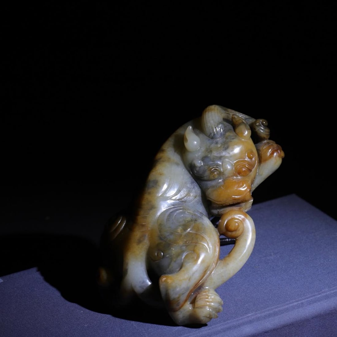 A fine piece of Qing Dynasty winged beast Pixiu ornament: A large piece of Qing Dynasty winged beast PixiuSIZE:L:15.8cm W:8cm H:5cm W:919g(The Dimensions Of All Batches Are Manually Measured.If You Need More Detailed Information, Please Contact Our Customer 