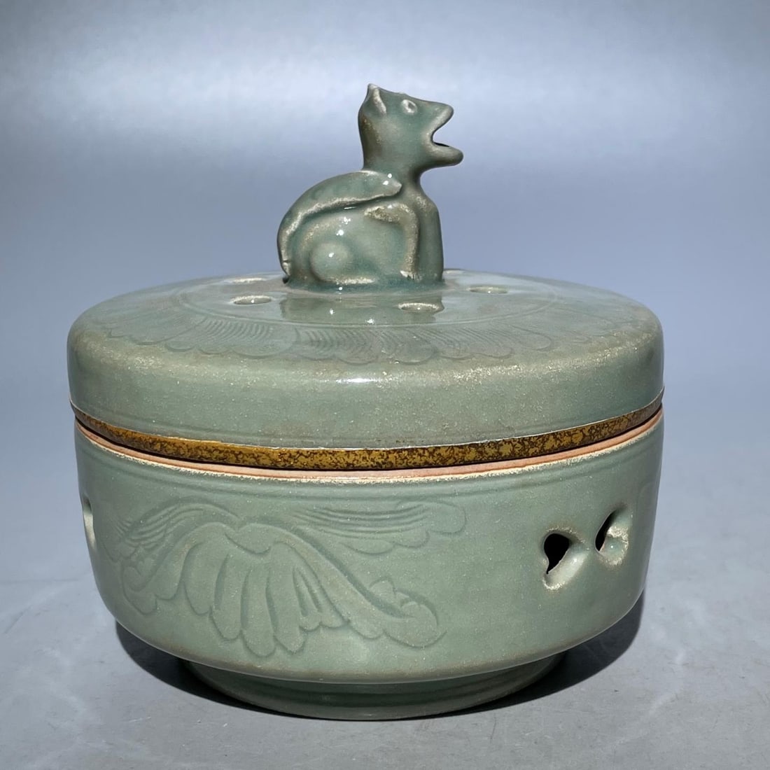 A beautiful Song Dynasty celadon incense burner with animal knobs and openwork floral engravings: Song Dynasty celadon incense burner with beast-shaped knobs and openwork floral incense burnersSIZE:11x10cm(The Dimensions Of All Batches Are Manually Measured.If You Need More Detailed Information, P