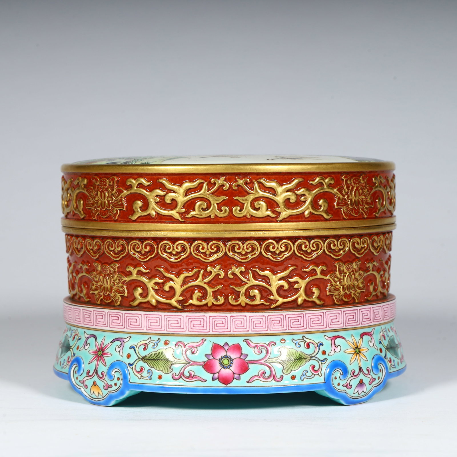 A fine Qing Dynasty Qianlong period alum red ground carved porcelain box with gold-painted entwined: Qing Dynasty Qianlong period famille rose offering box featuring alum-red ground carved porcelain with gold brushing and entwined floral patternsSIZE:H: 8.5cm L: 13cm W: 13cm W: 845.5g(The Dimensions 