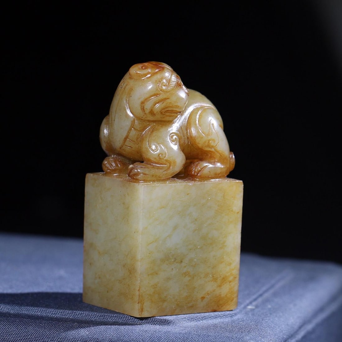 A fine Han Dynasty square seal with auspicious beast knobs: Han dynasty auspicious beast knob square sealSIZE: H: 6.5cm Print L: 3.2cm W: 2.65cm Net W: 123g(The Dimensions Of All Batches Are Manually Measured.If You Need More Detailed Information, Please Conta