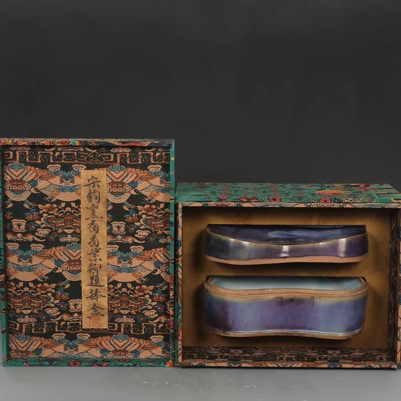 A fine Song Dynasty Jun kiln grape purple glaze imperial inscribed box box (1 of 9)