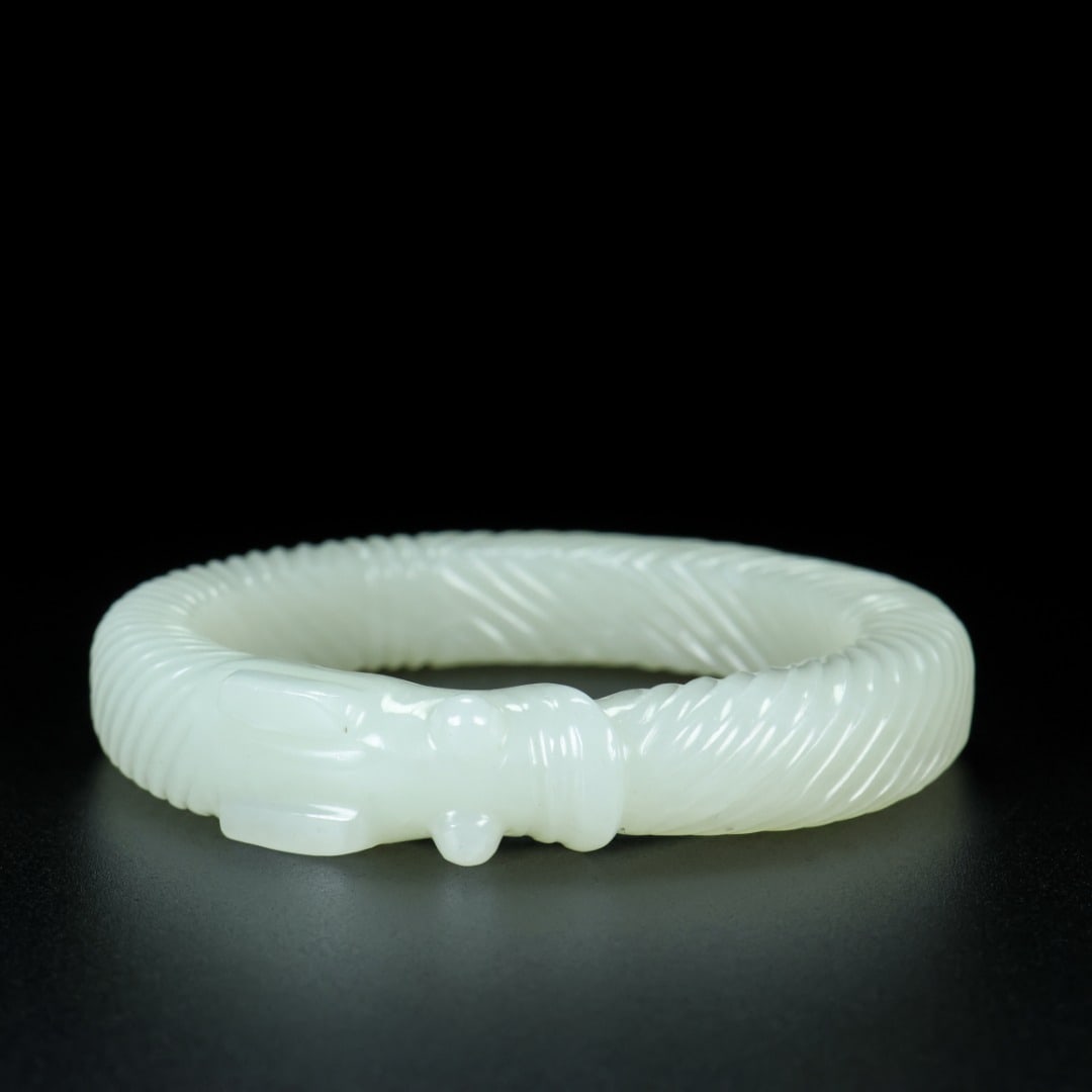 A beautiful Qing Dynasty Hetian jade bracelet (1 of 9)