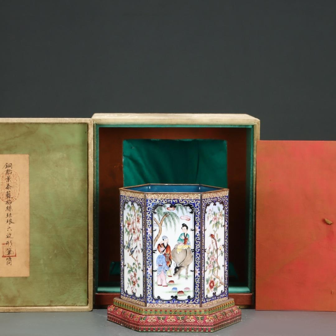 A fine Qing Dynasty Qianlong period bronze-bodied cloisonn?? enamel hexagonal pen pot: A bronze-bodied cloisonne enamel hexagonal pen pot made during the Qianlong period of the Qing DynastySIZE:H:15.5cm D:15cm(The Dimensions Of All Batches Are Manually Measured.If You Need More Detailed