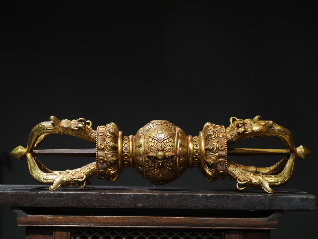 A fine Ming Dynasty gilt bronze five-strand vajra pestle ritual implement: Ming Dynasty gilt bronze five-legged vajra ritual vesselSIZE:L:56cm W:18cm W:4.6kg(The Dimensions Of All Batches Are Manually Measured.If You Need More Detailed Information, Please Contact Our Custome