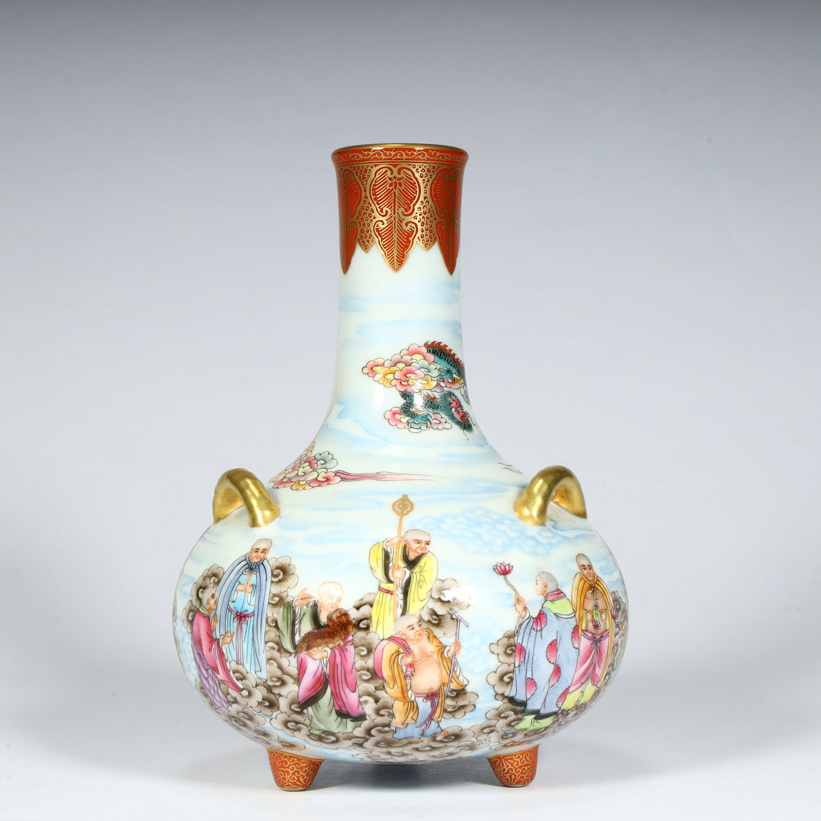 A fine Qing Dynasty Qianlong period famille rose vase with eighteen arhats and three series tripod: Qing Dynasty Qianlong period famille rose eighteen arhats with three series three-legged vasesSIZE:H: 17cm L: 11cm W: 11cm W: 417g(The Dimensions Of All Batches Are Manually Measured.If You Need More 